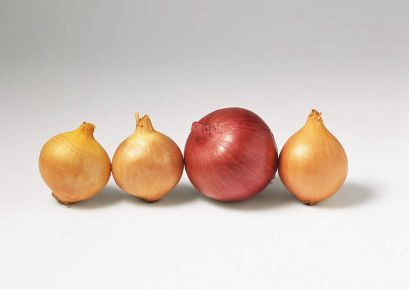 无人,横图,俯视,室内,特写,白天,白色背景,餐桌,桌子,蔬菜,洋葱,一排,阴影,新鲜,整齐,反射,影子,食品,食物,排列,红色,白色,四个,摄影,有机食品,绿色食品,影棚,餐台,队列,圆葱,洋葱头,球葱,彩图,高角度拍摄,影棚拍摄,拍摄