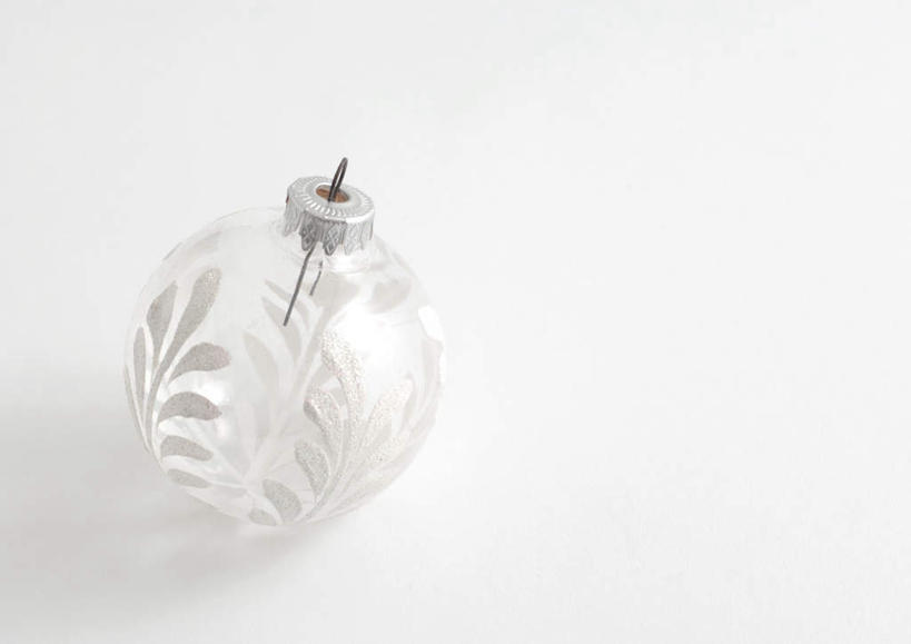 无人,横图,室内,特写,白天,白色背景,正面,桌子,静物,圣诞节,节日,庆祝,装饰,透明,图案,办公桌,文化,球,一个,白色,庆典,球体,摄影,影棚,单个,纪念,华丽,修饰,点缀,衬托,美观,雅致,雅观,彩图,影棚拍摄,拍摄