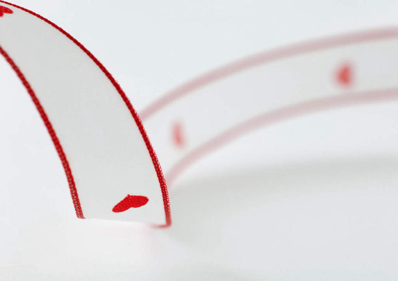 无人,横图,俯视,室内,特写,白天,白色背景,爱情,桌子,静物,情人节,节日,爱心,朦胧,模糊,庆祝,弯曲,丝绸,丝带,办公桌,浪漫,文化,绸带,两个,白色,庆典,温暖,温馨,心形,恩爱,摄影,影棚,纪念,和睦,心型,彩图,高角度拍摄,影棚拍摄,拍摄,融洽