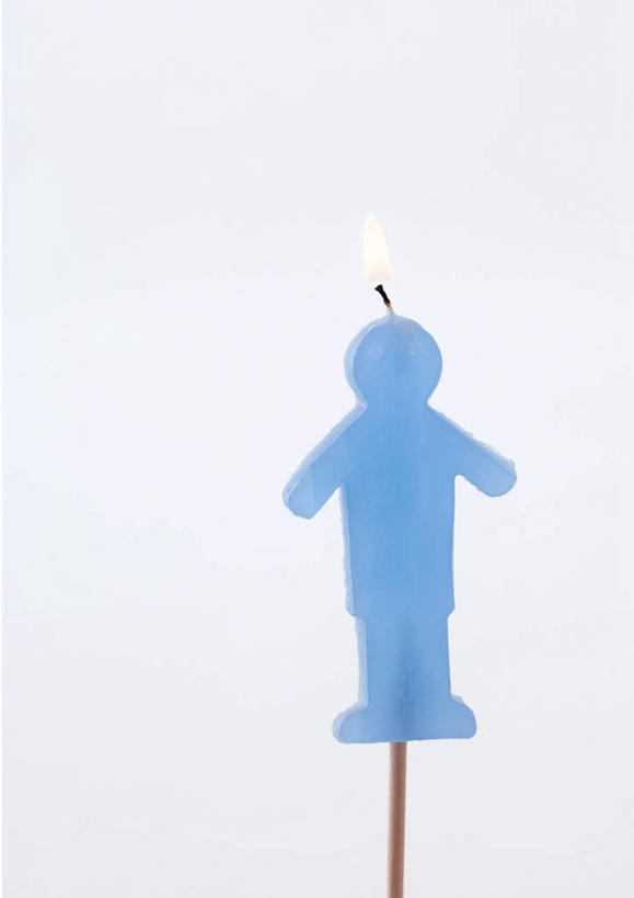 无人,竖图,俯视,室内,特写,白天,白色背景,生日,静物,蜡烛,雕塑,庆祝,艺术,装饰,雕刻,雕像,火焰,烛光,燃烧,文化,一个,蓝色,工艺品,点燃,摄影,影棚,单个,纪念,美术,主题,陈列,功能,美学,男孩,彩图,高角度拍摄,影棚拍摄,拍摄