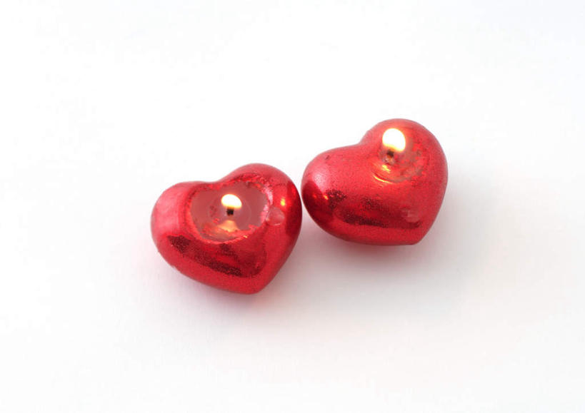 无人,横图,俯视,室内,特写,白天,白色背景,爱情,桌子,静物,蜡烛,情人节,节日,爱心,庆祝,火焰,烛光,办公桌,浪漫,燃烧,文化,两个,红色,点燃,庆典,温暖,温馨,心形,恩爱,摄影,影棚,纪念,和睦,心型,彩图,高角度拍摄,影棚拍摄,拍摄,融洽