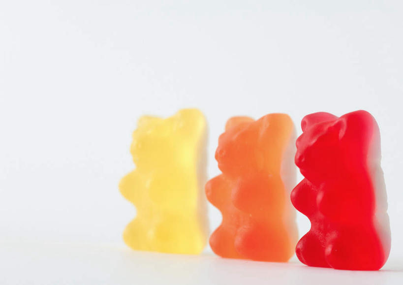 无人,横图,俯视,室内,特写,白天,白色背景,桌子,静物,一排,整齐,办公桌,食品,糖,糖果,甜点,甜品,软糖,食物,排列,三个,黄色,红色,甜食,橙色,摄影,影棚,队列,彩图,高角度拍摄,影棚拍摄,拍摄