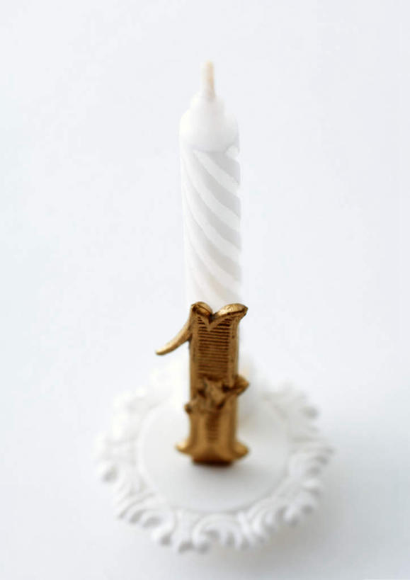 无人,竖图,俯视,室内,特写,白天,白色背景,桌子,静物,圣诞节,节日,庆祝,装饰,烛台,办公桌,文化,一个,庆典,摄影,影棚,单个,纪念,华丽,修饰,点缀,衬托,美观,雅致,雅观,彩图,高角度拍摄,影棚拍摄,拍摄