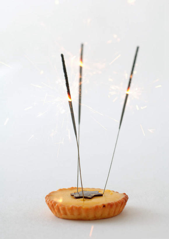 点心,无人,竖图,俯视,室内,特写,白天,白色背景,桌子,蜡烛,圣诞节,三根,节日,庆祝,火焰,烛光,办公桌,食品,甜点,甜品,燃烧,文化,蛋挞,食物,糕点,甜食,点燃,庆典,摄影,影棚,纪念,彩图,高角度拍摄,影棚拍摄,拍摄