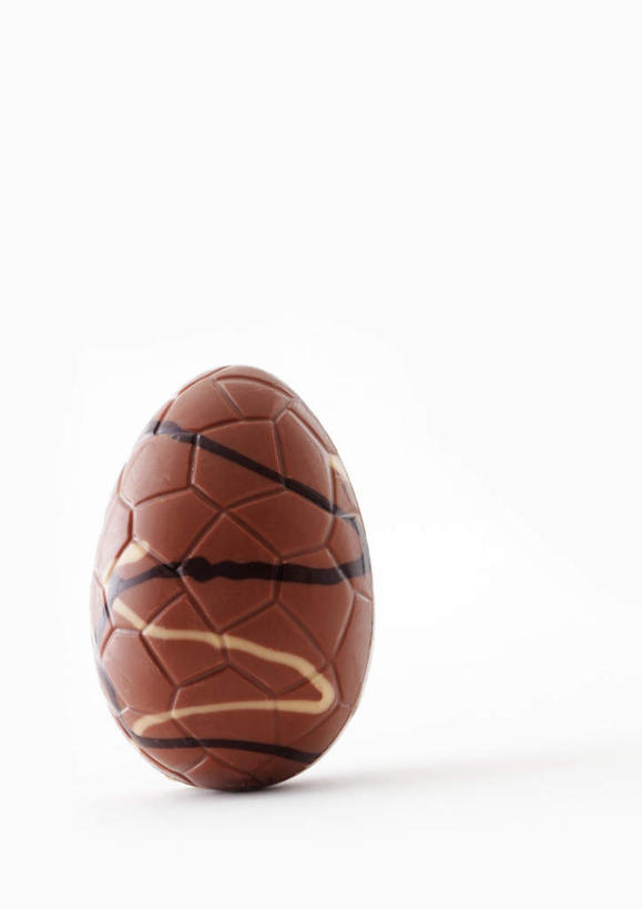 点心,无人,竖图,俯视,室内,特写,白天,白色背景,桌子,复活节,条纹,节日,庆祝,办公桌,蛋,鸡蛋,食品,甜点,甜品,褐色,文化,食物,糕点,一个,甜食,巧克力,庆典,摄影,影棚,单个,纪念,彩图,高角度拍摄,影棚拍摄,拍摄