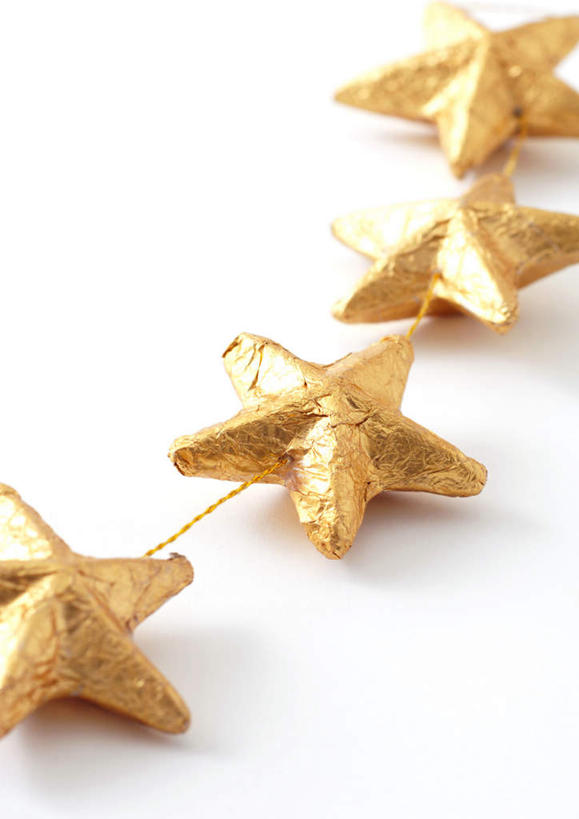 无人,竖图,俯视,室内,特写,白天,白色背景,静物,圣诞节,一排,节日,庆祝,整齐,装饰,星星,文化,排列,黄色,庆典,星形,摄影,影棚,纪念,华丽,修饰,点缀,队列,五角形,衬托,美观,雅致,雅观,五角星,彩图,高角度拍摄,影棚拍摄,拍摄