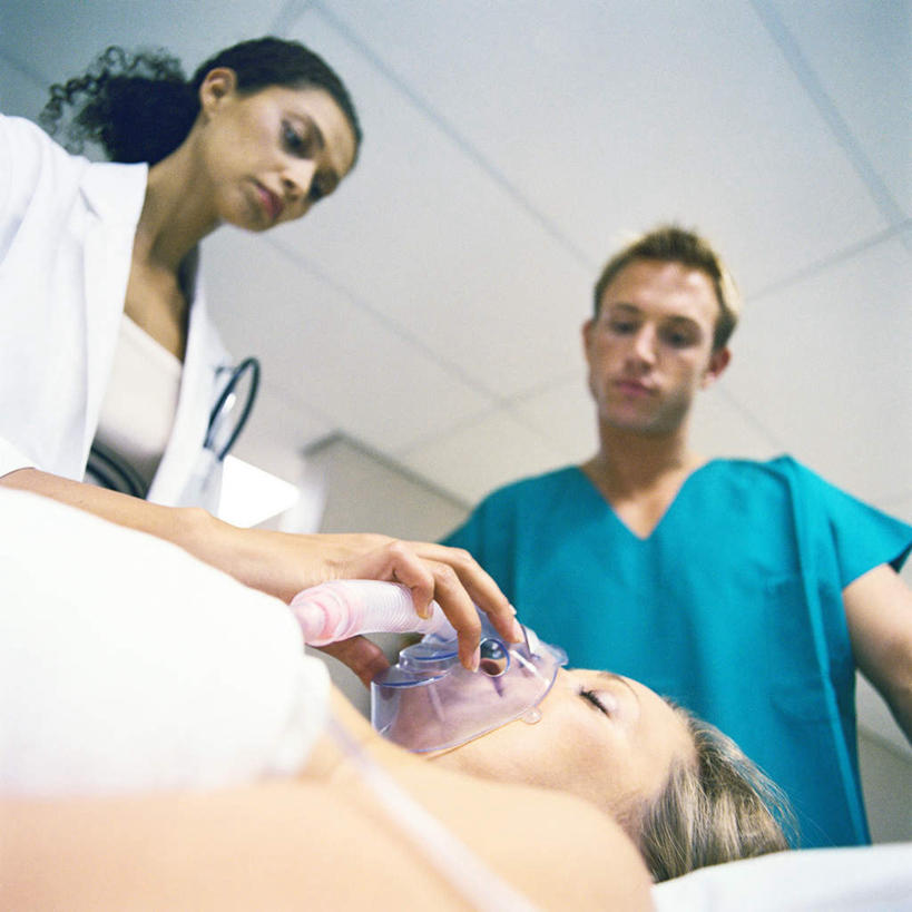 西方人,三个人,医生,病人,医院,站,闭眼,方图,室内,白天,仰视,床,天花板,欧洲,欧洲人,握,床单,拿,拿着,注视,被子,听诊器,观察,看,站着,医护人员,医疗人员,氧气罩,握着,单人床,观看,察看,医疗设备,被单,白大褂,关注,医疗机构,男人,男性,年轻男性,年轻女性,女人,女性,白种人,大夫,患者,就医者,闭眼睛,闭着眼,闭着眼睛,站立,半身,彩图,低角度拍摄,病院,诊所