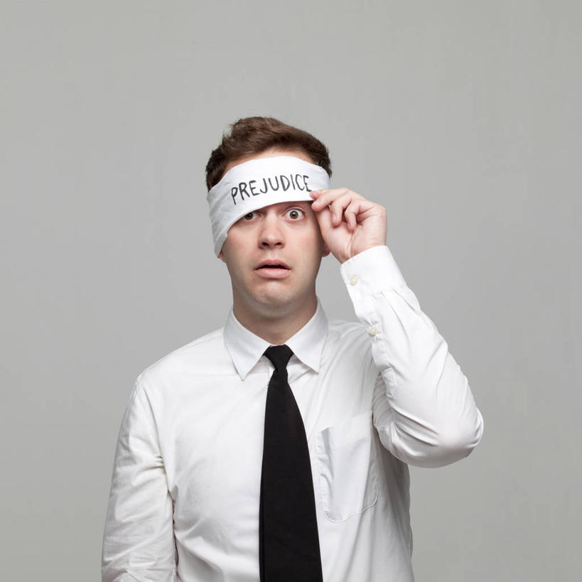 西方人,一个人,商务人士,商务男性,站,方图,室内,白天,正面,衬衫,欧洲,欧洲人,仅一个男性,仅一个人,握,阴影,灰色背景,套装,反射,英文,标志,文字,影子,字符,字母,领带,注视,标识,仅一个年轻男性,白色,黑色,观察,看,站着,眼罩,偷看,握着,摄影,影棚,观看,英文字母,察看,象征,庄重,关注,商务装,身份,工薪阶层,正式,地位,男人,男性,年轻男性,白种人,白领,上班族,站立,半身,彩图,影棚拍摄,衬衣,拍摄