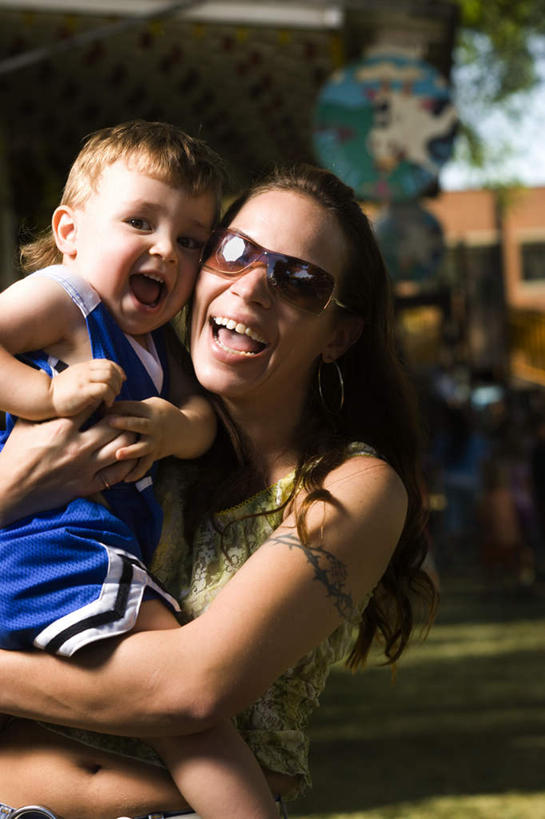 西方人,婴儿,儿童,两个人,家庭,母亲,站,抱,笑,微笑,露齿笑,竖图,室外,白天,正面,纯洁,草地,草坪,植物,欧洲,欧洲人,服装,朦胧,模糊,墨镜,眼镜,注视,休闲装,草,树,树木,小孩,衣服,绿色,自然,太阳镜,太阳眼镜,观察,看,站着,休闲,温暖,温馨,一家人,休闲服,遮阳镜,可爱,母爱,童年,童趣,服饰,活泼,生长,成长,抱着,观看,和睦,察看,搂着,关注,宝宝,童真,纯真,烂漫,无邪,母婴,伶俐,天真,年轻女性,女人,女性,白种人,孩子,年轻人,怀抱,搂,搂抱,相抱,拥抱,站立,半身,彩图,融洽