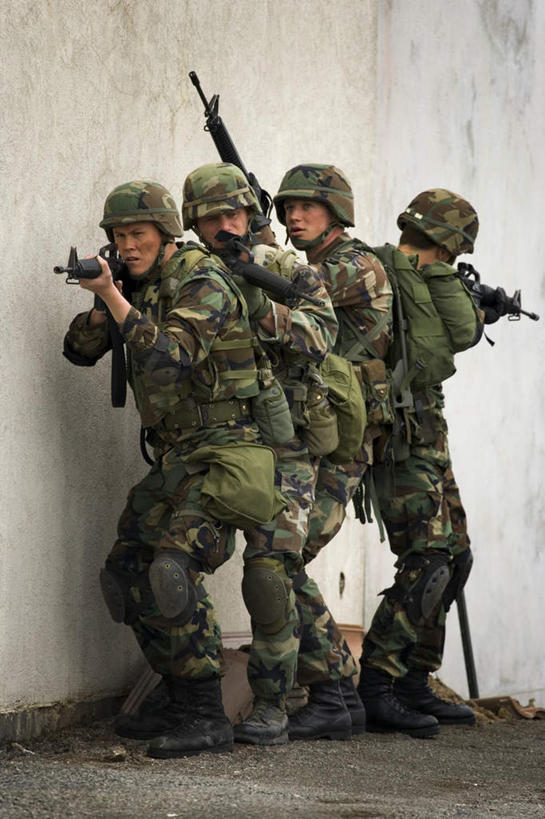 西方人,四个人,伙伴,朋友,站,竖图,室外,白天,正面,友谊,合作,团队,竞争,帽子,欧洲,欧洲人,士兵,对抗,握,冲突,包,枪支,头盔,墙,拿,拿着,注视,破坏,墙壁,墙面,安全帽,背包,观察,看,站着,武器,战略,战争,握着,手枪,观看,损坏,察看,攻击,威胁,对立,关注,矛盾,兵器,对准,瞄准,迷彩服,军服,防御,枪械,来福枪,来复枪,弹夹,敌对,挫败,斗争,抗拒,抗衡,联合,合谋,杀伤,威慑,兵士,子弹夹,伪装服,野战服,作战服,配合,危险,协作,男人,男性,年轻男性,白种人,站立,彩图,全身,双肩包