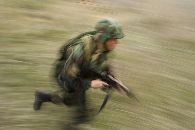 西方人,一个人,跑,横图,俯视,室外,白天,锻炼,运动,竞争,草地,草坪,植物,帽子,欧洲,欧洲人,仅一个男性,仅一个人,士兵,对抗,握,朦胧,模糊,冲突,枪支,头盔,拿,拿着,注视,破坏,草,仅一个年轻男性,绿色,安全帽,观察,看,武器,战争,握着,手枪,观看,损坏,察看,攻击,威胁,对立,关注,矛盾,兵器,迷彩服,军服,防御,枪械,来福枪,来复枪,弹夹,敌对,挫败,斗争,抗拒,抗衡,杀伤,威慑,兵士,子弹夹,伪装服,野战服,作战服,体育,危险,男人,男性,年轻男性,白种人,跑步,彩图,高角度拍摄,全身,健身