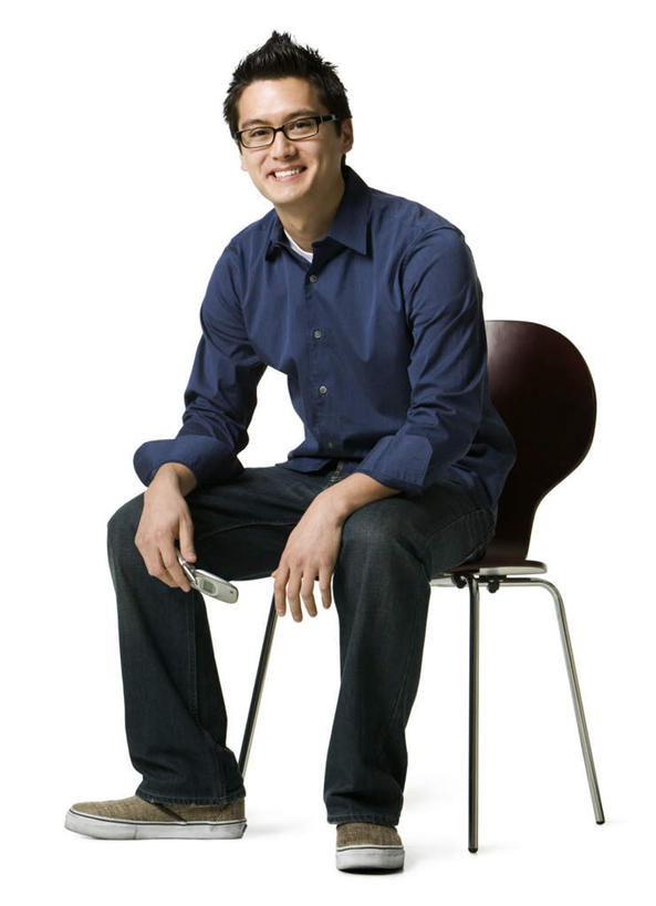 东方人,一个人,坐,笑,微笑,露齿笑,竖图,室内,白天,白色背景,正面,椅子,亚洲,仅一个男性,仅一个人,服装,眼镜,木椅,注视,休闲装,黄种人,仅一个年轻男性,衣服,观察,看,休闲,休闲服,摄影,服饰,影棚,观看,察看,关注,近视眼镜,男人,男性,年轻男性,亚洲人,坐着,彩图,全身,影棚拍摄,拍摄