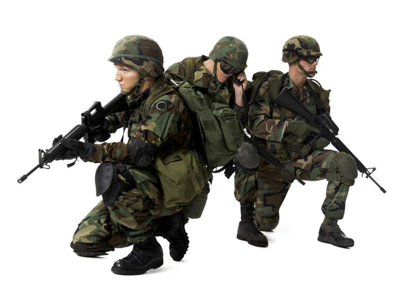 西方人,三个人,伙伴,朋友,蹲,横图,室内,白天,白色背景,正面,友谊,合作,团队,竞争,帽子,欧洲,欧洲人,士兵,对抗,握,冲突,包,枪支,头盔,拿,拿着,注视,破坏,安全帽,背包,观察,看,武器,战略,战争,握着,摄影,手枪,影棚,观看,损坏,察看,攻击,威胁,对立,关注,矛盾,兵器,迷彩服,军服,防御,枪械,来福枪,来复枪,弹夹,敌对,挫败,斗争,抗拒,抗衡,联合,合谋,杀伤,威慑,兵士,子弹夹,伪装服,野战服,作战服,配合,危险,协作,男人,男性,年轻男性,白种人,蹲着,彩图,全身,影棚拍摄,拍摄,双肩包