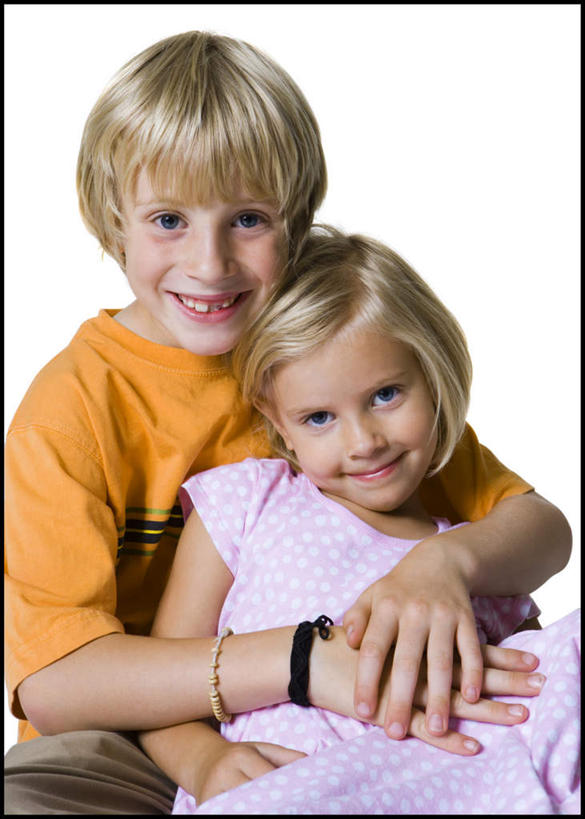 西方人,儿童,两个人,家庭,坐,抱,笑,微笑,露齿笑,竖图,室内,白天,白色背景,正面,裙子,纯洁,欧洲,欧洲人,连衣裙,服装,注视,休闲装,小孩,衣服,观察,看,休闲,温暖,温馨,一家人,休闲服,橙色,可爱,童年,童趣,摄影,服饰,影棚,抱着,观看,和睦,察看,搂着,关注,童真,烂漫,无邪,天真,男孩,男人,男性,女孩,女人,女性,白种人,怀抱,搂,搂抱,相抱,拥抱,坐着,半身,彩图,影棚拍摄,拍摄,融洽,男生,女生