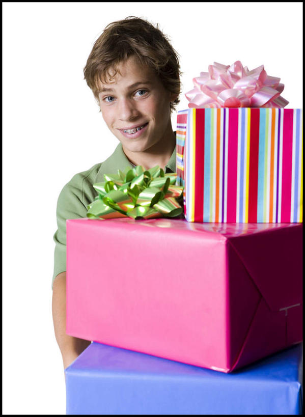 西方人,儿童,一个人,站,笑,微笑,竖图,室内,白天,白色背景,正面,纯洁,礼盒,礼物,欧洲,欧洲人,仅一个男性,仅一个人,一排,服装,整齐,装饰,丝绸,丝带,纸盒,缎带,注视,休闲装,绸带,盒子,排列,三个,小孩,衣服,包装盒,礼品盒,观察,看,站着,仅一个小孩,休闲,休闲服,可爱,童年,童趣,摄影,服饰,礼品,影棚,观看,堆,华丽,修饰,点缀,察看,队列,关注,童真,烂漫,无邪,衬托,美观,雅致,雅观,天真,男孩,男人,男性,白种人,孩子,站立,半身,彩图,影棚拍摄,拍摄,男生