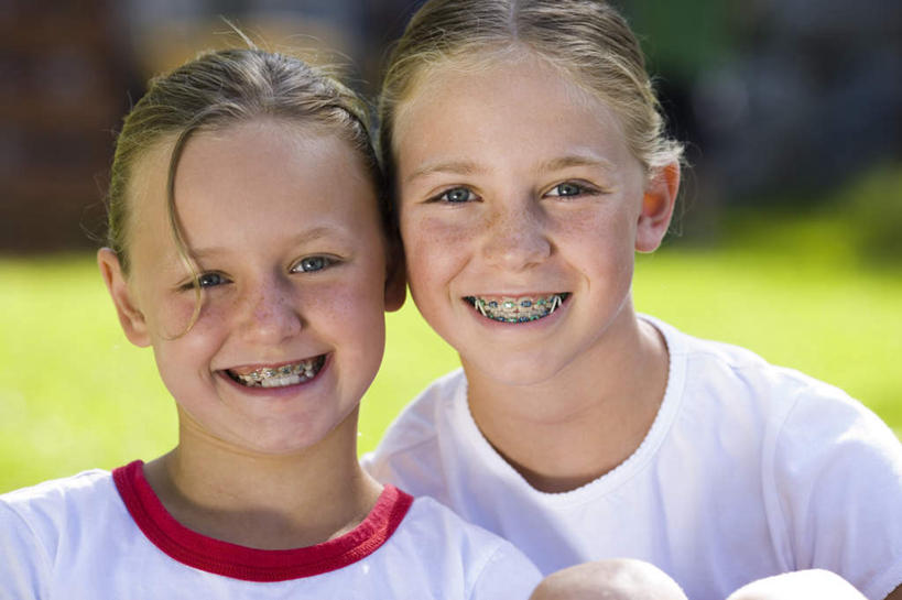 西方人,儿童,脸,头,脸颊,两个人,家庭,笑,微笑,露齿笑,横图,室外,特写,白天,正面,纯洁,草地,草坪,植物,欧洲,欧洲人,阴影,服装,朦胧,模糊,光线,影子,注视,休闲装,肩膀,草,小孩,衣服,绿色,白色,阳光,模型,观察,看,休闲,温暖,温馨,一家人,休闲服,可爱,童年,童趣,服饰,模具,观看,和睦,察看,关注,矫正,牙科,牙套,童真,牙箍,烂漫,无邪,校正,校准,牙饰,天真,女孩,女人,女性,白种人,头部,脸部,脸蛋,面部,半身,彩图,融洽,女生