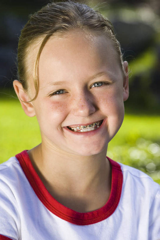 西方人,儿童,脸,头,脸颊,一个人,笑,微笑,露齿笑,竖图,室外,特写,白天,正面,纯洁,草地,草坪,植物,欧洲,欧洲人,仅一个女性,仅一个人,阴影,服装,朦胧,模糊,光线,影子,注视,休闲装,肩膀,草,树,树木,小孩,衣服,绿色,白色,阳光,自然,模型,观察,看,仅一个小孩,休闲,休闲服,可爱,童年,童趣,服饰,生长,成长,模具,观看,察看,关注,矫正,牙科,牙套,童真,牙箍,烂漫,无邪,校正,校准,牙饰,天真,女孩,女人,女性,白种人,孩子,头部,脸部,脸蛋,面部,半身,彩图,女生