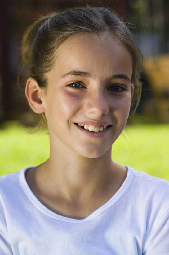 西方人,儿童,脸,头,脸颊,一个人,笑,微笑,露齿笑,竖图,室外,特写,白天,正面,纯洁,草地,草坪,植物,欧洲,欧洲人,仅一个女性,仅一个人,阴影,服装,朦胧,模糊,光线,影子,注视,休闲装,肩膀,草,树,树木,小孩,衣服,绿色,白色,阳光,自然,观察,看,仅一个小孩,休闲,休闲服,可爱,童年,童趣,服饰,生长,成长,观看,察看,关注,童真,烂漫,无邪,天真,女孩,女人,女性,白种人,孩子,头部,脸部,脸蛋,面部,半身,彩图,女生