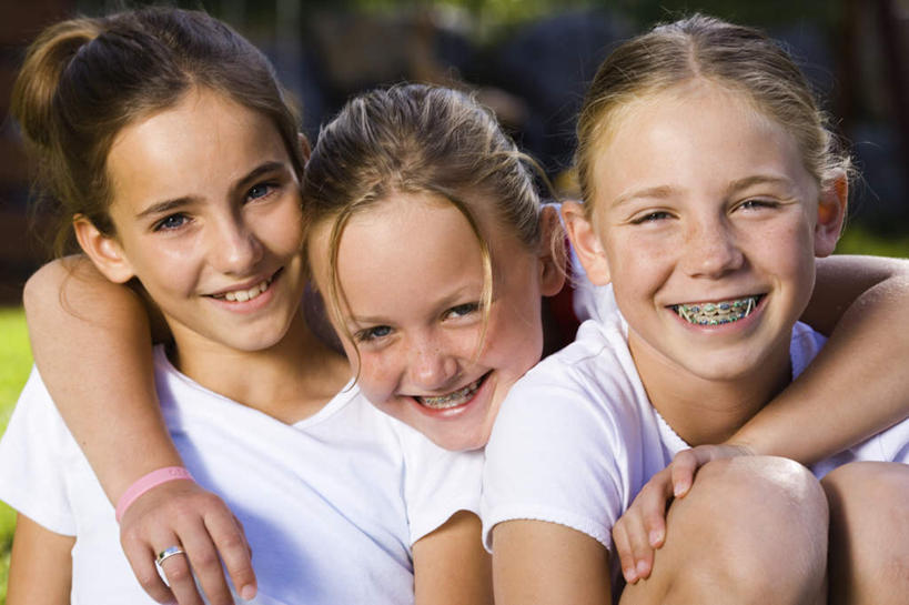 西方人,儿童,三个人,家庭,坐,抱,笑,微笑,露齿笑,横图,室外,白天,正面,纯洁,草地,草坪,植物,欧洲,欧洲人,一排,阴影,服装,朦胧,模糊,整齐,光线,影子,注视,休闲装,草,排列,小孩,衣服,绿色,白色,阳光,模型,观察,看,休闲,温暖,温馨,一家人,休闲服,可爱,童年,童趣,服饰,模具,抱着,观看,和睦,察看,搂着,队列,关注,矫正,牙科,牙套,童真,牙箍,烂漫,无邪,校正,校准,牙饰,天真,女孩,女人,女性,白种人,怀抱,搂,搂抱,相抱,拥抱,坐着,半身,彩图,融洽,女生