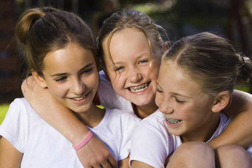 西方人,儿童,三个人,家庭,坐,抱,笑,微笑,露齿笑,横图,室外,白天,正面,纯洁,草地,草坪,植物,欧洲,欧洲人,一排,阴影,服装,朦胧,模糊,整齐,光线,影子,注视,休闲装,草,排列,小孩,衣服,绿色,白色,阳光,模型,观察,看,休闲,温暖,温馨,一家人,休闲服,可爱,童年,童趣,服饰,模具,抱着,观看,和睦,察看,搂着,队列,关注,矫正,牙科,牙套,童真,牙箍,烂漫,无邪,校正,校准,牙饰,天真,女孩,女人,女性,白种人,怀抱,搂,搂抱,相抱,拥抱,坐着,半身,彩图,融洽,女生