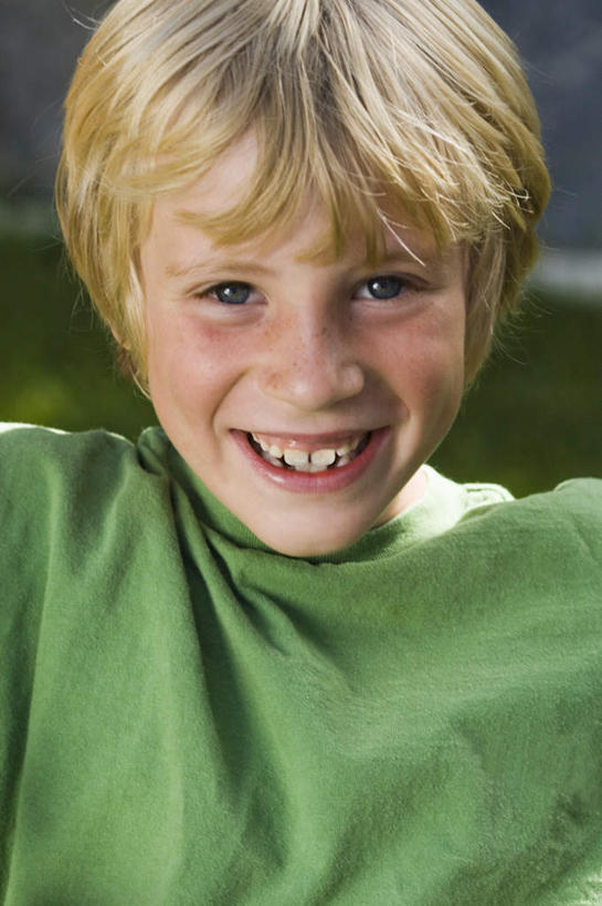 西方人,儿童,脸,头,脸颊,一个人,站,笑,微笑,露齿笑,竖图,室外,特写,白天,正面,纯洁,草地,草坪,植物,欧洲,欧洲人,仅一个男性,仅一个人,服装,朦胧,模糊,注视,休闲装,肩膀,草,小孩,衣服,绿色,观察,看,站着,仅一个小孩,休闲,休闲服,可爱,童年,童趣,服饰,观看,察看,关注,童真,烂漫,无邪,天真,男孩,男人,男性,白种人,孩子,头部,脸部,脸蛋,面部,站立,半身,彩图,男生