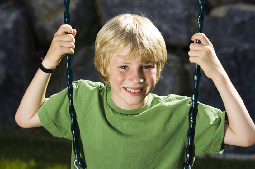 西方人,儿童,一个人,坐,笑,微笑,露齿笑,横图,室外,白天,正面,游戏,纯洁,草地,草坪,植物,欧洲,欧洲人,仅一个男性,仅一个人,握,摇摆,阴影,服装,朦胧,模糊,光线,影子,玩,注视,休闲装,娱乐,草,小孩,衣服,绿色,阳光,秋千,荡秋千,观察,看,仅一个小孩,休闲,休闲服,可爱,童年,童趣,握着,服饰,观看,活动,察看,关注,摇晃,童真,烂漫,无邪,天真,男孩,男人,男性,白种人,孩子,玩耍,嬉戏,坐着,半身,彩图,男生