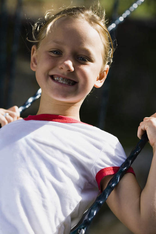 西方人,儿童,一个人,坐,笑,微笑,露齿笑,竖图,室外,白天,仰视,游戏,纯洁,欧洲,欧洲人,仅一个女性,仅一个人,握,摇摆,阴影,服装,朦胧,模糊,光线,影子,玩,注视,休闲装,娱乐,小孩,衣服,白色,阳光,模型,秋千,荡秋千,观察,看,仅一个小孩,休闲,休闲服,可爱,童年,童趣,握着,服饰,模具,观看,活动,察看,关注,矫正,牙科,摇晃,牙套,童真,牙箍,烂漫,无邪,校正,校准,牙饰,天真,女孩,女人,女性,白种人,孩子,玩耍,嬉戏,坐着,半身,彩图,低角度拍摄,女生