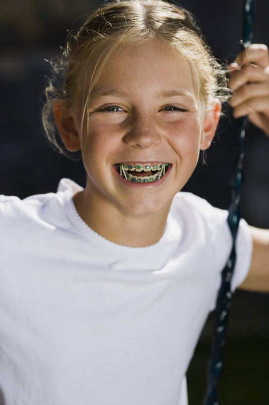 西方人,儿童,一个人,坐,笑,微笑,露齿笑,竖图,室外,白天,正面,游戏,纯洁,欧洲,欧洲人,仅一个女性,仅一个人,握,摇摆,阴影,服装,朦胧,模糊,光线,影子,玩,注视,休闲装,娱乐,小孩,衣服,白色,阳光,模型,秋千,荡秋千,观察,看,仅一个小孩,休闲,休闲服,可爱,童年,童趣,握着,服饰,模具,观看,活动,察看,关注,矫正,牙科,摇晃,牙套,童真,牙箍,烂漫,无邪,校正,校准,牙饰,天真,女孩,女人,女性,白种人,孩子,玩耍,嬉戏,坐着,半身,彩图,女生