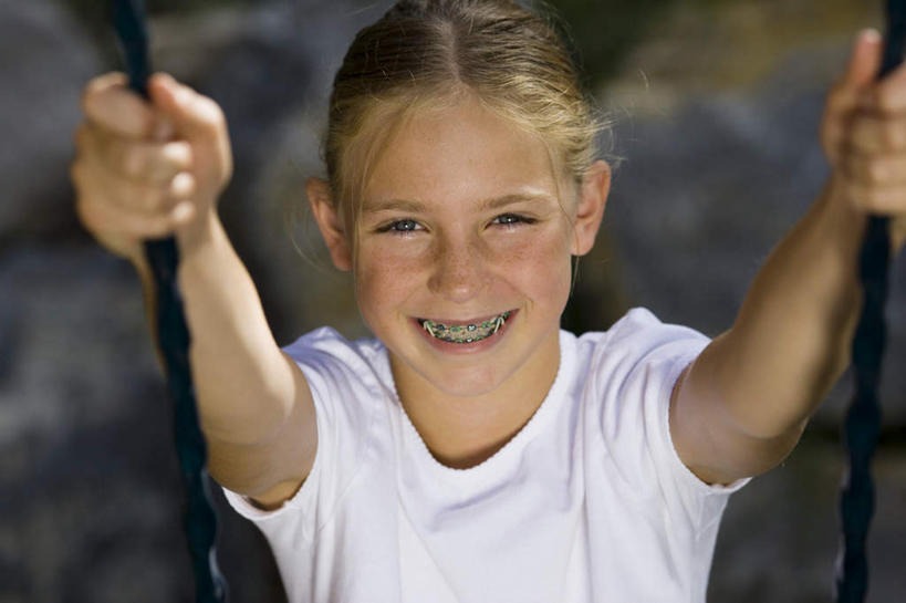 西方人,儿童,一个人,坐,举,笑,微笑,露齿笑,横图,俯视,室外,白天,游戏,纯洁,欧洲,欧洲人,仅一个女性,仅一个人,握,摇摆,阴影,服装,朦胧,模糊,光线,影子,玩,注视,休闲装,娱乐,小孩,衣服,白色,阳光,模型,秋千,荡秋千,观察,看,托,仅一个小孩,休闲,休闲服,可爱,童年,童趣,握着,服饰,模具,观看,活动,察看,关注,矫正,牙科,摇晃,牙套,童真,牙箍,烂漫,无邪,校正,校准,牙饰,天真,女孩,女人,女性,白种人,孩子,举起,举手,举着,玩耍,嬉戏,向上举,向上伸,向上托,坐着,半身,彩图,高角度拍摄,女生