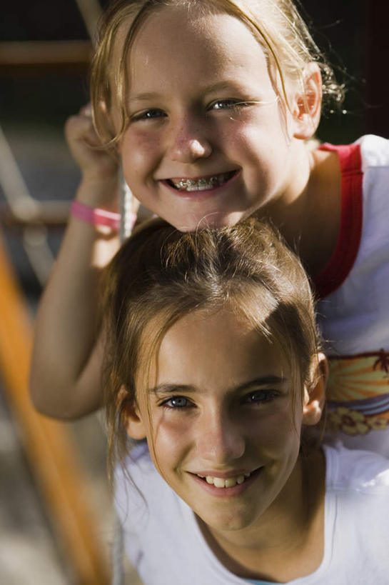 西方人,儿童,两个人,家庭,坐,笑,微笑,露齿笑,竖图,室外,白天,正面,游戏,纯洁,欧洲,欧洲人,摇摆,阴影,服装,朦胧,模糊,光线,影子,玩,依偎,注视,休闲装,娱乐,小孩,衣服,阳光,秋千,荡秋千,观察,看,靠,靠着,倚靠,休闲,温暖,温馨,一家人,休闲服,可爱,童年,童趣,服饰,观看,活动,和睦,察看,倚着,关注,摇晃,童真,烂漫,无邪,依附,依赖,投靠,天真,女孩,女人,女性,白种人,玩耍,嬉戏,坐着,半身,彩图,融洽,女生