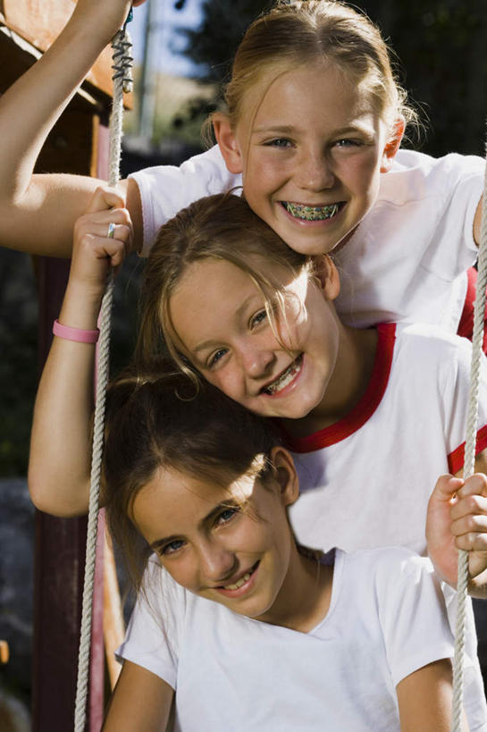 西方人,儿童,三个人,家庭,坐,笑,微笑,露齿笑,竖图,室外,白天,正面,游戏,纯洁,欧洲,欧洲人,一排,握,摇摆,阴影,服装,整齐,光线,影子,玩,注视,休闲装,娱乐,排列,小孩,衣服,阳光,秋千,荡秋千,观察,看,休闲,温暖,温馨,一家人,休闲服,可爱,童年,童趣,握着,服饰,观看,活动,和睦,察看,队列,关注,摇晃,童真,烂漫,无邪,天真,女孩,女人,女性,白种人,玩耍,嬉戏,坐着,半身,彩图,融洽,女生