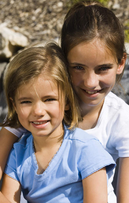 西方人,儿童,两个人,家庭,坐,笑,微笑,露齿笑,竖图,室外,白天,正面,纯洁,欧洲,欧洲人,阴影,服装,朦胧,模糊,光线,影子,注视,休闲装,小孩,衣服,阳光,观察,看,休闲,温暖,温馨,一家人,休闲服,可爱,童年,童趣,服饰,观看,和睦,察看,关注,童真,烂漫,无邪,天真,女孩,女人,女性,白种人,坐着,半身,彩图,融洽,女生