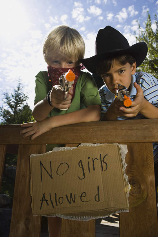 西方人,儿童,两个人,家庭,栏杆,笑,微笑,露齿笑,竖图,室外,白天,仰视,游戏,纯洁,植物,帽子,玩具,欧洲,欧洲人,握,阴影,服装,光线,英文,标志,枪,文字,影子,栅栏,字符,字母,篱笆,云,云朵,围栏,拿,玩,云彩,拿着,注视,休闲装,娱乐,标识,护栏,树,树木,小孩,衣服,蓝色,绿色,白云,蓝天,天空,阳光,自然,天,观察,看,休闲,温暖,温馨,一家人,休闲服,牛仔帽,可爱,童年,童趣,益智,握着,服饰,生长,晴朗,成长,观看,活动,英文字母,和睦,察看,发泄,关注,消遣,智力,童真,烂漫,无邪,宣泄,天真,男孩,男人,男性,白种人,晴空,玩耍,嬉戏,半身,彩图,低角度拍摄,融洽,男生