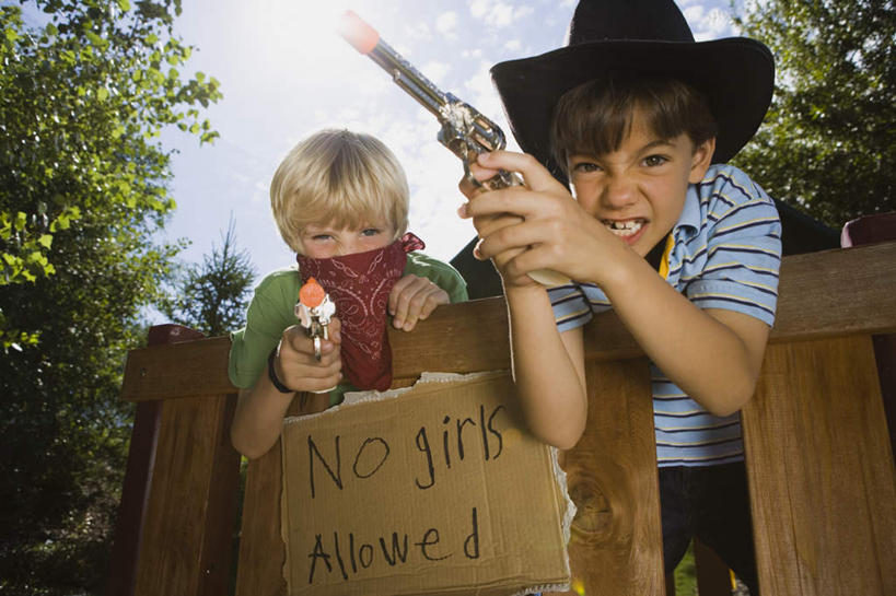 西方人,儿童,两个人,家庭,栏杆,笑,微笑,露齿笑,横图,室外,白天,仰视,游戏,纯洁,植物,帽子,玩具,欧洲,欧洲人,握,阴影,服装,光线,英文,标志,枪,文字,影子,栅栏,字符,字母,篱笆,云,云朵,围栏,拿,玩,云彩,拿着,注视,休闲装,娱乐,标识,护栏,树,树木,小孩,衣服,蓝色,绿色,白云,蓝天,天空,阳光,自然,天,观察,看,休闲,温暖,温馨,一家人,休闲服,牛仔帽,可爱,童年,童趣,益智,握着,服饰,生长,晴朗,成长,观看,活动,英文字母,和睦,察看,发泄,关注,消遣,智力,童真,烂漫,无邪,宣泄,天真,男孩,男人,男性,白种人,晴空,玩耍,嬉戏,半身,彩图,低角度拍摄,融洽,男生