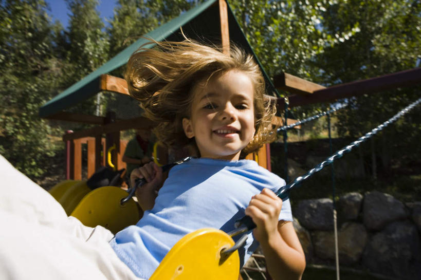 西方人,儿童,一个人,坐,笑,微笑,露齿笑,横图,室外,白天,正面,游戏,纯洁,植物,欧洲,欧洲人,仅一个女性,仅一个人,握,摇摆,阴影,服装,光线,影子,玩,注视,休闲装,娱乐,树,树木,小孩,衣服,绿色,阳光,自然,秋千,荡秋千,观察,看,仅一个小孩,休闲,休闲服,可爱,童年,童趣,握着,服饰,生长,成长,观看,活动,察看,关注,摇晃,童真,烂漫,无邪,天真,女孩,女人,女性,白种人,孩子,玩耍,嬉戏,坐着,半身,彩图,女生