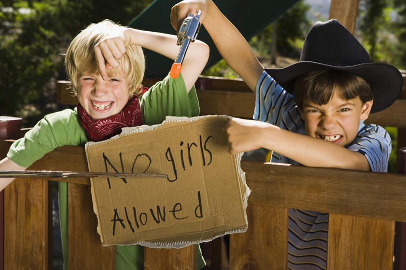 西方人,儿童,两个人,家庭,栏杆,站,笑,微笑,露齿笑,横图,室外,白天,正面,游戏,纯洁,帽子,玩具,欧洲,欧洲人,握,阴影,服装,光线,英文,标志,枪,文字,影子,栅栏,字符,字母,篱笆,围栏,拿,玩,拿着,注视,休闲装,娱乐,标识,护栏,小孩,衣服,阳光,观察,看,站着,休闲,温暖,温馨,一家人,休闲服,牛仔帽,可爱,童年,童趣,益智,握着,服饰,观看,活动,英文字母,和睦,察看,发泄,关注,消遣,智力,童真,烂漫,无邪,宣泄,天真,男孩,男人,男性,白种人,玩耍,嬉戏,站立,半身,彩图,融洽,男生