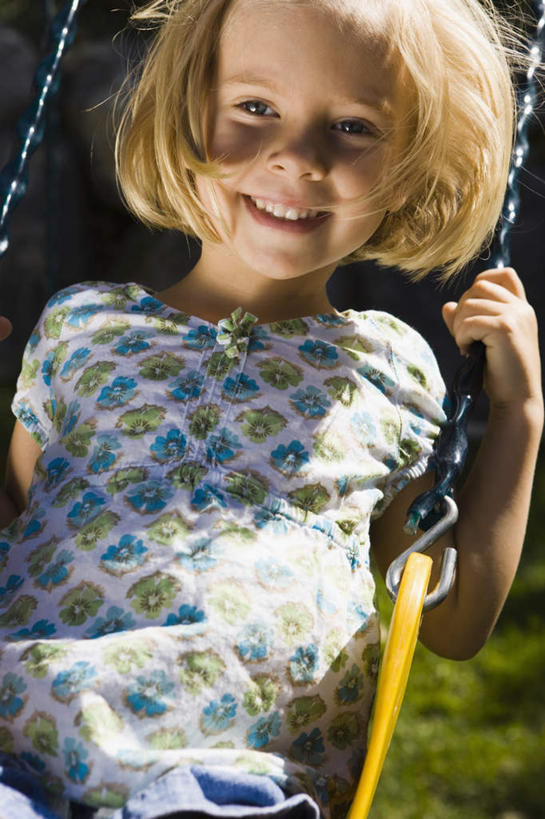 西方人,儿童,一个人,坐,笑,微笑,露齿笑,竖图,室外,白天,正面,裙子,游戏,纯洁,草地,草坪,植物,欧洲,欧洲人,仅一个女性,仅一个人,握,摇摆,阴影,连衣裙,光线,影子,玩,注视,娱乐,草,小孩,绿色,阳光,秋千,荡秋千,观察,看,仅一个小孩,休闲,可爱,童年,童趣,握着,观看,活动,察看,关注,摇晃,童真,烂漫,无邪,天真,女孩,女人,女性,白种人,孩子,玩耍,嬉戏,坐着,半身,彩图,女生