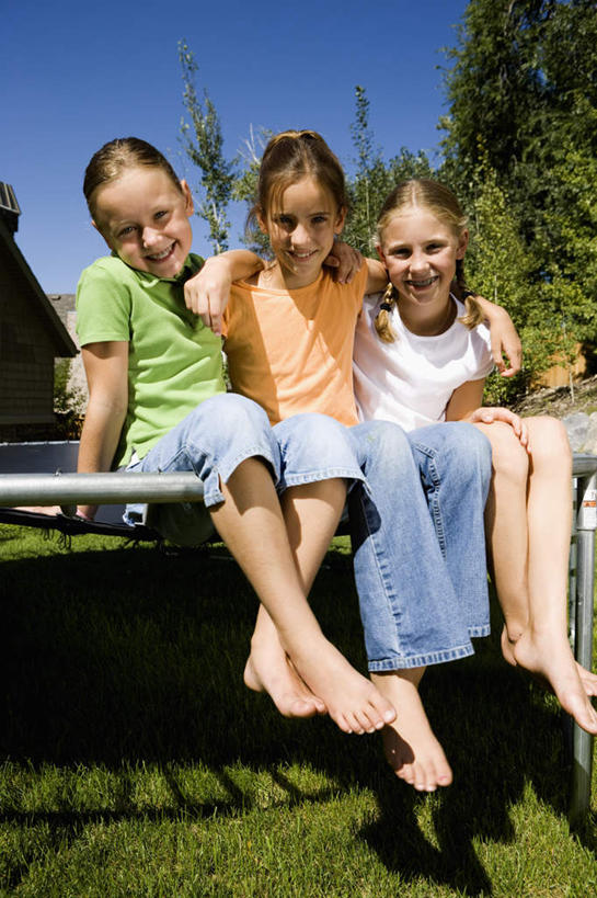 西方人,儿童,三个人,家庭,坐,抱,笑,微笑,露齿笑,竖图,室外,白天,正面,纯洁,蹦床,草地,草坪,植物,欧洲,欧洲人,一排,阴影,服装,整齐,光线,影子,注视,休闲装,运动器械,草,树,树木,排列,小孩,衣服,蓝色,绿色,蓝天,天空,阳光,自然,天,观察,看,休闲,温暖,温馨,一家人,休闲服,健身器械,可爱,童年,童趣,服饰,生长,晴朗,成长,抱着,观看,和睦,察看,搂着,队列,关注,健身器材,童真,烂漫,无邪,万里无云,天真,女孩,女人,女性,白种人,晴空,晴空万里,怀抱,搂,搂抱,相抱,拥抱,坐着,彩图,全身,融洽,运动器材,女生