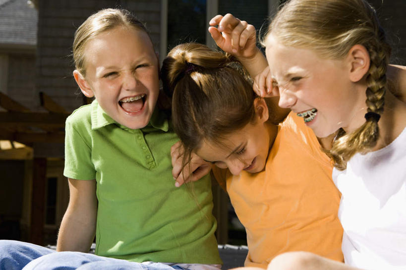 西方人,儿童,三个人,家庭,家,木屋,坐,抱,笑,微笑,露齿笑,横图,室外,白天,正面,纯洁,欧洲,欧洲人,一排,阴影,服装,整齐,光线,影子,注视,休闲装,住宅,排列,小孩,衣服,阳光,模型,观察,看,休闲,温暖,温馨,一家人,休闲服,可爱,童年,童趣,服饰,模具,抱着,观看,和睦,察看,搂着,队列,关注,矫正,牙科,牙套,童真,牙箍,烂漫,无邪,校正,校准,牙饰,天真,女孩,女人,女性,白种人,怀抱,搂,搂抱,相抱,拥抱,坐着,半身,彩图,茅舍,茅屋,棚屋,小木屋,小屋,融洽,女生