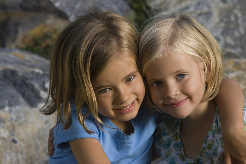 西方人,儿童,两个人,家庭,坐,抱,笑,微笑,横图,室外,白天,正面,纯洁,石头,欧洲,欧洲人,阴影,服装,光线,石子,影子,注视,休闲装,小孩,衣服,阳光,观察,看,休闲,温暖,温馨,一家人,休闲服,可爱,童年,童趣,服饰,抱着,观看,和睦,察看,搂着,关注,童真,烂漫,无邪,天真,女孩,女人,女性,白种人,石块,岩石,怀抱,搂,搂抱,相抱,拥抱,坐着,半身,彩图,融洽,女生