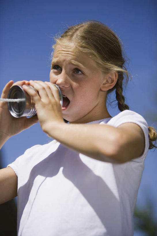 西方人,儿童,脸,头,脸颊,手,一个人,站,竖图,室外,特写,白天,仰视,纯洁,金属制品,欧洲,欧洲人,双手,仅一个女性,仅一个人,握,阴影,服装,光线,金属,包装,罐子,影子,拿,大喊,拿着,注视,休闲装,肩膀,饮料,小孩,衣服,蓝色,蓝天,天空,阳光,模型,容器,天,观察,看,站着,张嘴,仅一个小孩,休闲,手部,休闲服,可爱,童年,童趣,握着,服饰,晴朗,模具,易拉罐,观看,大叫,察看,关注,矫正,牙科,牙套,张大嘴巴,童真,牙箍,烂漫,无邪,万里无云,校正,校准,牙饰,大呼,天真,听筒,女孩,女人,女性,白种人,孩子,头部,脸部,脸蛋,面部,晴空,晴空万里,张开嘴,站立,半身,彩图,低角度拍摄,女生