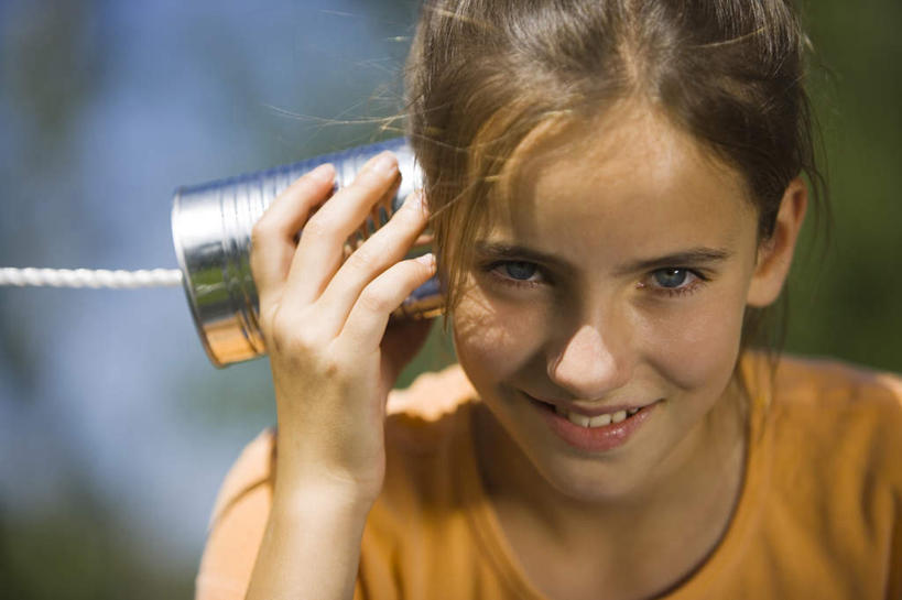 西方人,儿童,脸,头,脸颊,手,一个人,笑,微笑,露齿笑,横图,室外,特写,白天,正面,纯洁,植物,金属制品,欧洲,欧洲人,仅一个女性,仅一个人,握,阴影,服装,朦胧,模糊,光线,金属,包装,罐子,影子,拿,拿着,注视,休闲装,肩膀,树,树木,饮料,小孩,衣服,绿色,阳光,自然,容器,观察,看,仅一个小孩,休闲,手部,休闲服,橙色,可爱,童年,童趣,握着,服饰,生长,成长,易拉罐,观看,单手,察看,关注,童真,烂漫,无邪,天真,听筒,女孩,女人,女性,白种人,孩子,头部,脸部,脸蛋,面部,半身,彩图,女生