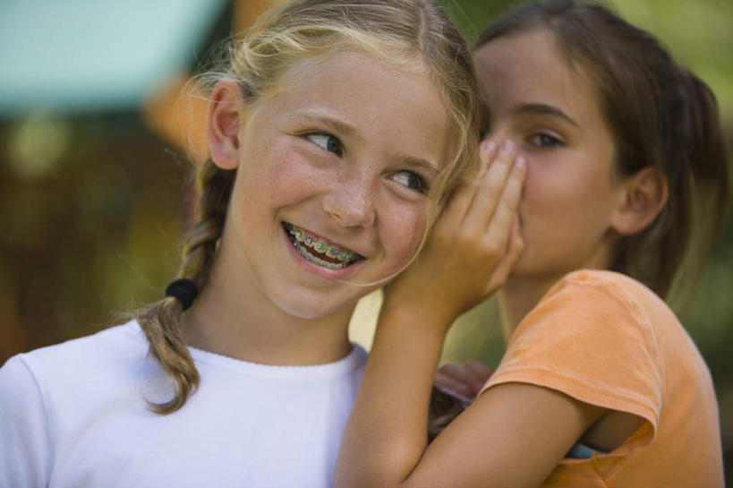 西方人,儿童,两个人,家庭,站,笑,说,微笑,露齿笑,横图,室外,白天,正面,讨论,纯洁,植物,欧洲,欧洲人,阴影,服装,朦胧,模糊,光线,影子,注视,休闲装,树,树木,小孩,衣服,绿色,白色,阳光,自然,模型,观察,看,站着,休闲,温暖,温馨,一家人,休闲服,橙色,可爱,童年,童趣,服饰,生长,成长,模具,观看,和睦,察看,关注,私语,矫正,牙科,耳语,牙套,童真,牙箍,烂漫,无邪,校正,校准,牙饰,交流,天真,女孩,女人,女性,白种人,沟通,讲话,交谈,商讨,说话,谈话,站立,半身,彩图,融洽,女生