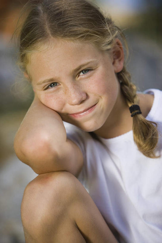 西方人,儿童,一个人,坐,笑,微笑,竖图,室外,白天,正面,纯洁,欧洲,欧洲人,仅一个女性,仅一个人,撑,阴影,服装,朦胧,模糊,光线,影子,注视,休闲装,小孩,衣服,白色,阳光,观察,看,仅一个小孩,休闲,休闲服,可爱,童年,童趣,服饰,观看,察看,撑着,关注,童真,烂漫,无邪,天真,女孩,女人,女性,白种人,孩子,坐着,半身,彩图,女生