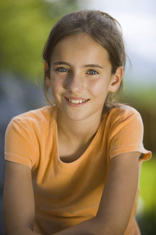 西方人,儿童,一个人,坐,笑,微笑,露齿笑,竖图,室外,白天,正面,纯洁,植物,欧洲,欧洲人,仅一个女性,仅一个人,阴影,服装,朦胧,模糊,光线,影子,注视,休闲装,树,树木,小孩,衣服,绿色,阳光,自然,观察,看,仅一个小孩,休闲,休闲服,橙色,可爱,童年,童趣,服饰,生长,成长,观看,察看,关注,童真,烂漫,无邪,天真,女孩,女人,女性,白种人,孩子,坐着,半身,彩图,女生