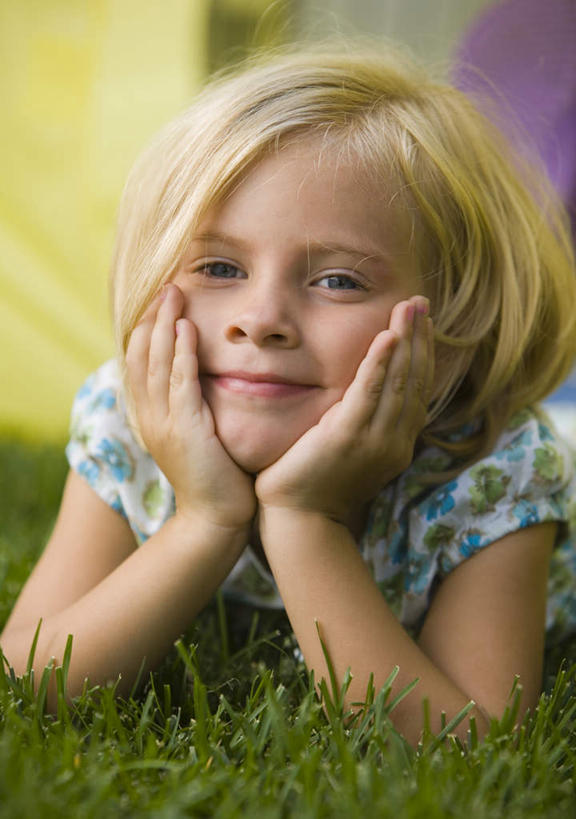 西方人,儿童,一个人,笑,微笑,竖图,室外,白天,正面,纯洁,草地,草坪,植物,欧洲,欧洲人,仅一个女性,仅一个人,撑,阴影,服装,朦胧,模糊,光线,影子,托腮,注视,休闲装,草,小孩,衣服,绿色,阳光,观察,看,趴着,托,仅一个小孩,休闲,休闲服,可爱,童年,童趣,服饰,观看,察看,关注,托下巴,童真,烂漫,无邪,天真,女孩,女人,女性,白种人,孩子,趴,半身,彩图,女生