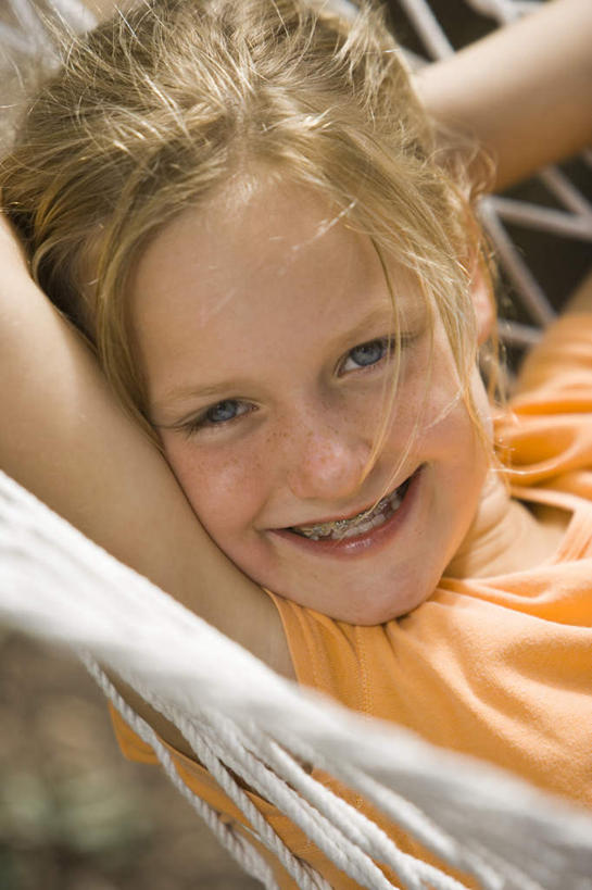 西方人,儿童,脸,头,脸颊,一个人,躺,笑,微笑,露齿笑,竖图,俯视,室外,特写,白天,纯洁,床,吊床,欧洲,欧洲人,仅一个女性,仅一个人,吊挂,悬挂,阴影,服装,朦胧,模糊,光线,影子,挂,注视,休闲装,小孩,衣服,阳光,观察,看,仅一个小孩,享受,休闲,休闲服,橙色,可爱,童年,童趣,服饰,观看,察看,安逸,关注,童真,烂漫,无邪,安适,清闲,卧着,天真,女孩,女人,女性,白种人,孩子,头部,脸部,脸蛋,面部,躺着,卧,半身,彩图,高角度拍摄,女生
