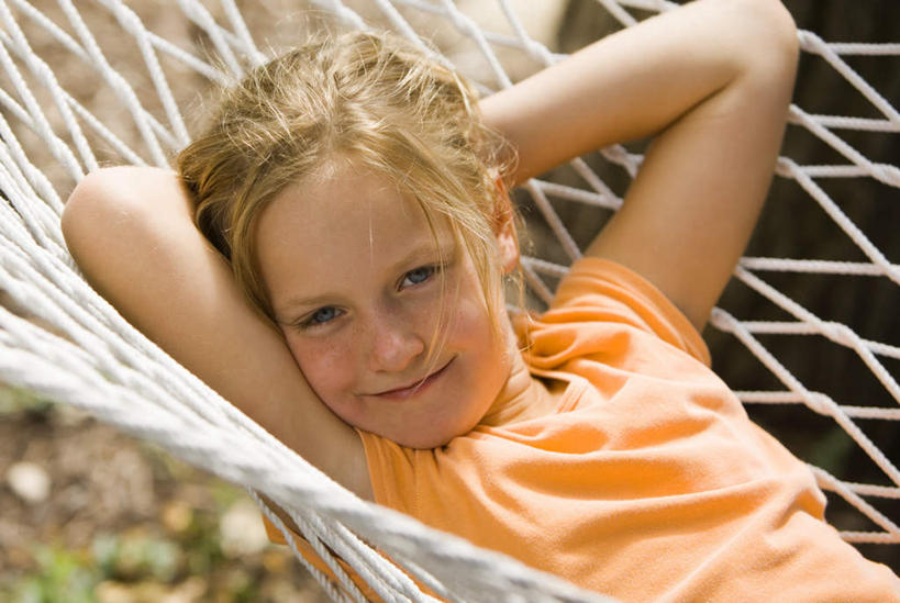 西方人,儿童,一个人,躺,笑,微笑,横图,俯视,室外,白天,纯洁,床,吊床,欧洲,欧洲人,仅一个女性,仅一个人,抱头,吊挂,悬挂,阴影,服装,朦胧,模糊,光线,影子,挂,注视,休闲装,小孩,衣服,阳光,观察,看,仅一个小孩,享受,休闲,休闲服,橙色,可爱,童年,童趣,服饰,观看,察看,安逸,关注,童真,烂漫,无邪,捧首,捧头,安适,清闲,卧着,天真,女孩,女人,女性,白种人,孩子,躺着,卧,半身,彩图,高角度拍摄,女生