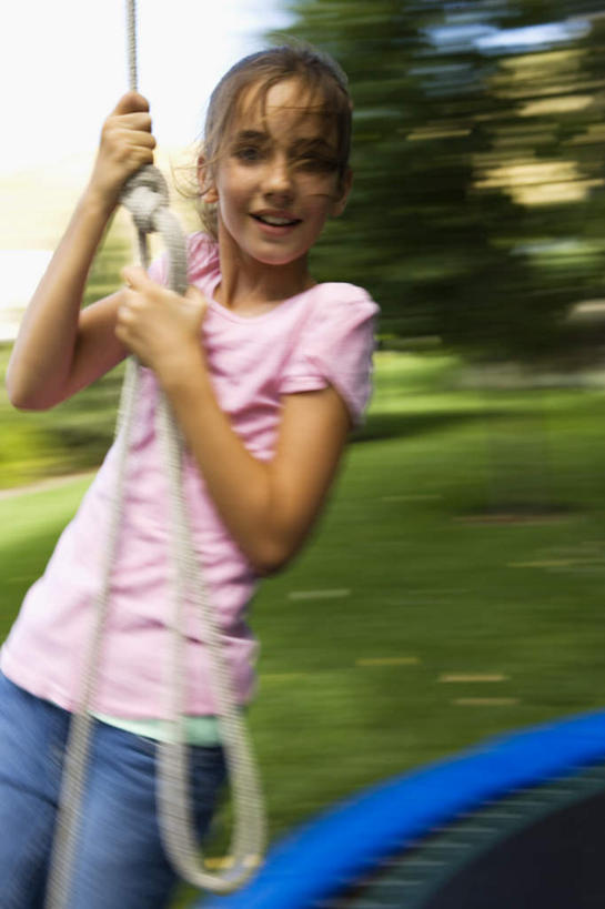 西方人,儿童,一个人,站,笑,微笑,露齿笑,竖图,室外,白天,正面,纯洁,草地,草坪,植物,欧洲,欧洲人,仅一个女性,仅一个人,握,阴影,服装,朦胧,模糊,光线,影子,注视,休闲装,草,树,树木,小孩,衣服,绿色,阳光,自然,绳子,观察,看,站着,仅一个小孩,休闲,休闲服,可爱,童年,童趣,握着,服饰,生长,成长,观看,绳索,察看,关注,童真,烂漫,无邪,天真,女孩,女人,女性,白种人,孩子,站立,半身,彩图,女生