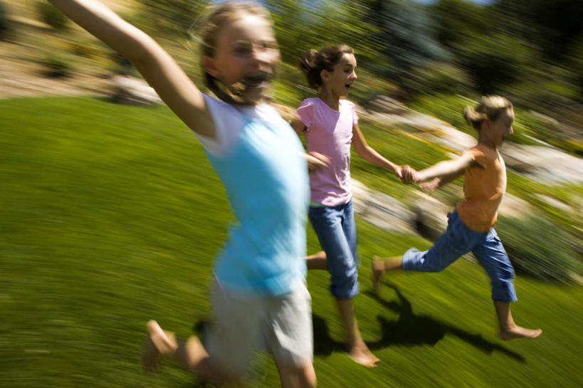 西方人,儿童,三个人,家庭,跑,举,伸展双臂,握手,笑,微笑,露齿笑,横图,室外,白天,侧面,锻炼,纯洁,运动,草地,草坪,植物,欧洲,欧洲人,阴影,服装,朦胧,模糊,光线,影子,注视,休闲装,草,树,树木,小孩,衣服,绿色,阳光,自然,观察,看,托,休闲,温暖,温馨,一家人,休闲服,可爱,童年,童趣,服饰,生长,成长,观看,和睦,察看,关注,童真,烂漫,无邪,体育,天真,女孩,女人,女性,白种人,搀手,敞开双臂,举起,举手,举着,拉手,跑步,伸开双臂,手搀手,手拉手,手牵手,手握手,向上举,向上伸,向上托,展开双肩,张开手臂,张开双臂,半身,彩图,健身,融洽,女生